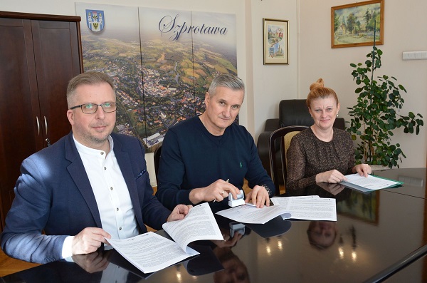 zdjęcie burmistrz Szprotawy Kierownik OPS i zastępca kierownika